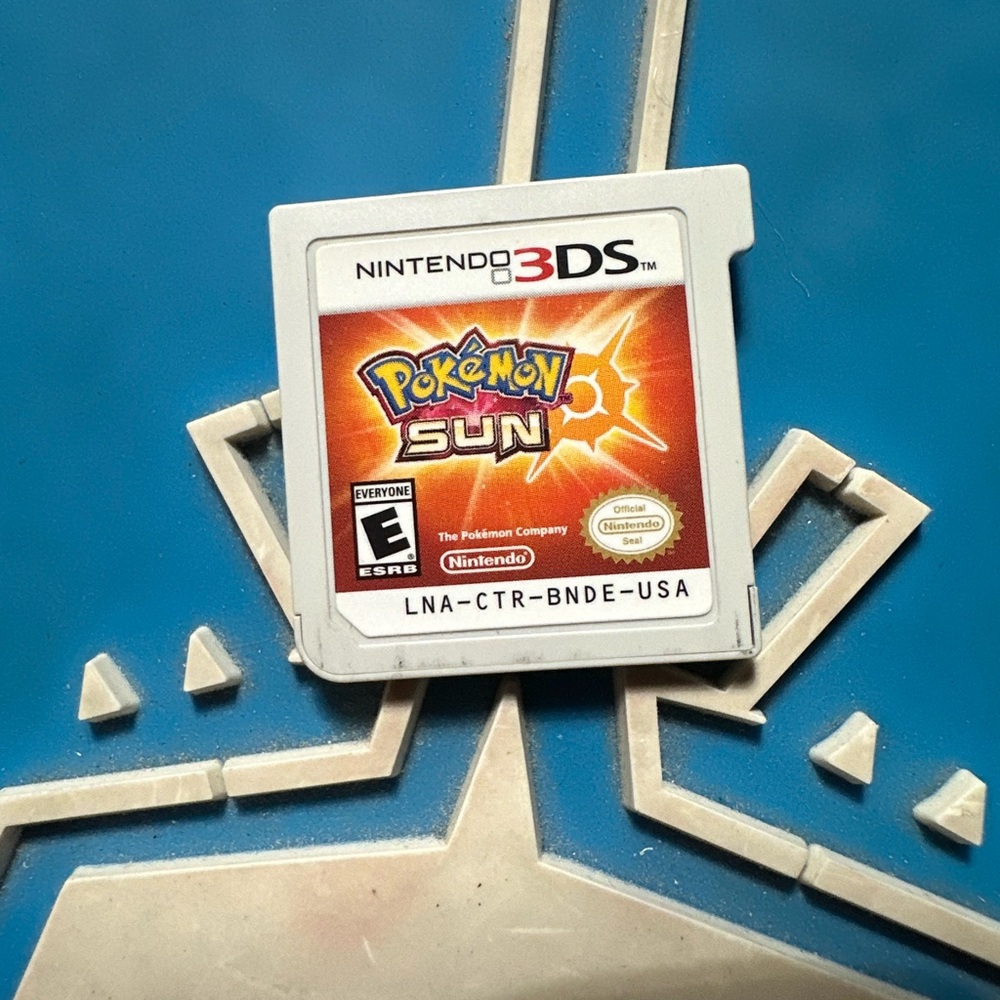 Nintendo White 3DS Pokémon Sun Game